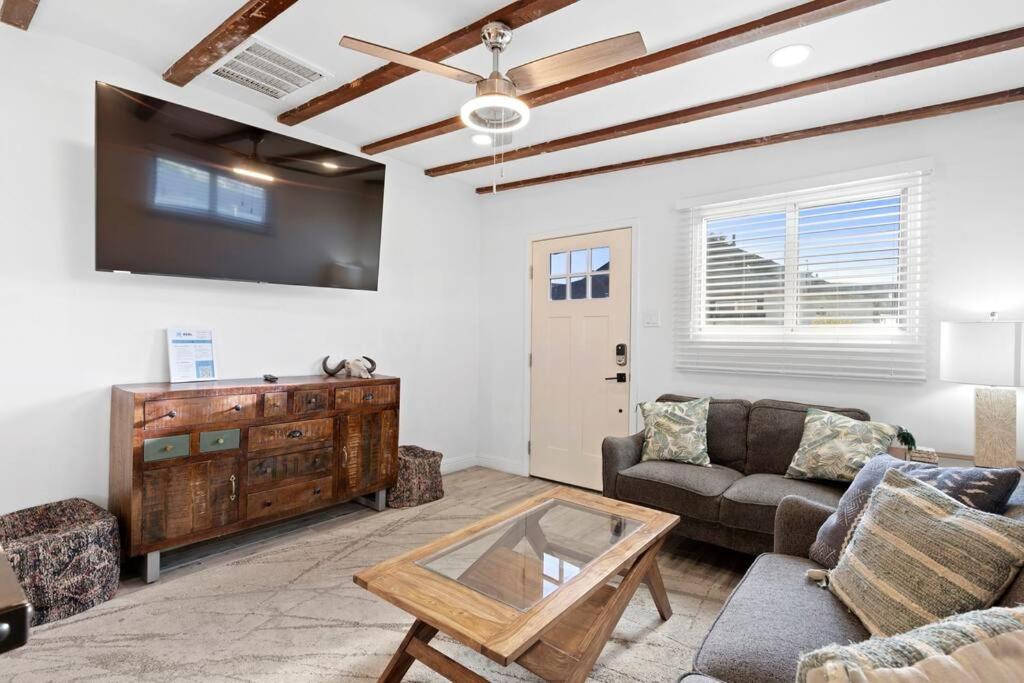 Featherlight Cottage with BBQ and Hot Tub in Downtown Phoenix, Phoenix