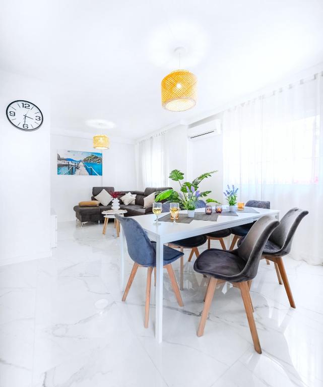 Casa Mario, La Zenia Boulevard area,fantastic 2 bedrooms, 2 bathrooms house with communal swimming pool and barbecue - 1
