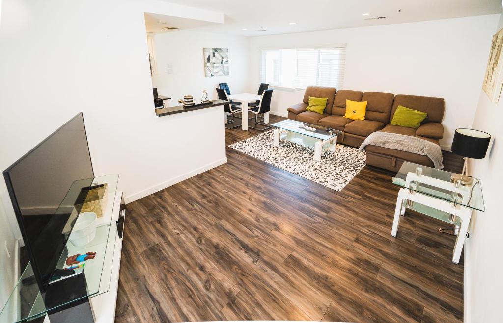 Chic 1-Bedroom with Dinning area in Central Location Close to Downtown with Free Parking, Los Angeles