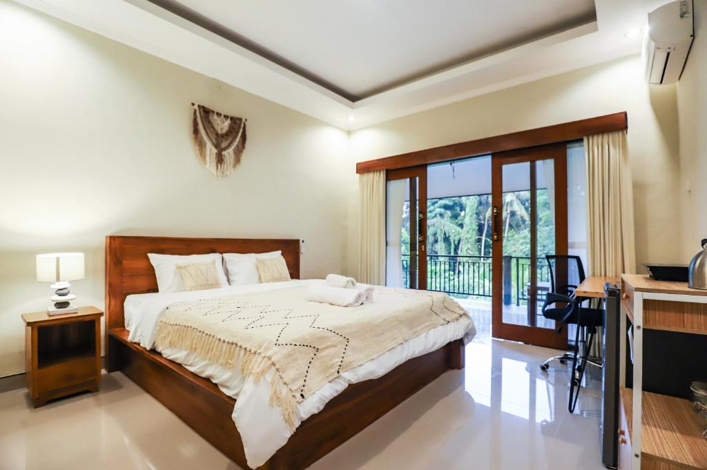 Modern Room w/ Desk, Office Chair & Kitchenette /3, Ubud