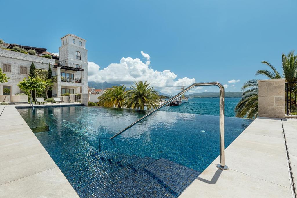Luxurious Seafront Residence - 3