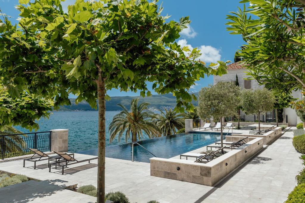 Luxurious Seafront Residence - 4