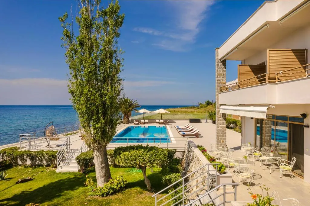 Niki Beach Hotel, hotel v destinaci Kamariotissa