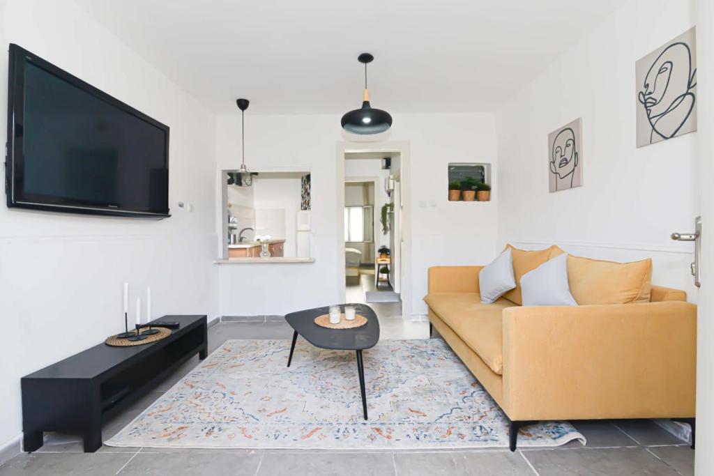 הדירה בלבן, Chadera