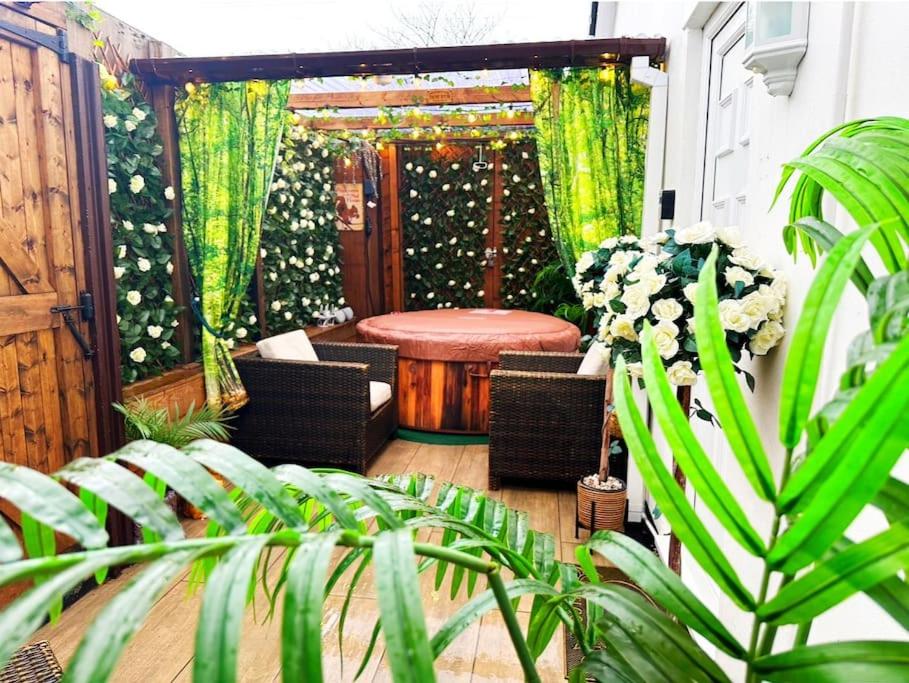 Squirrel Hideaway with Hot Tub in Formby, Liverpool, Formby