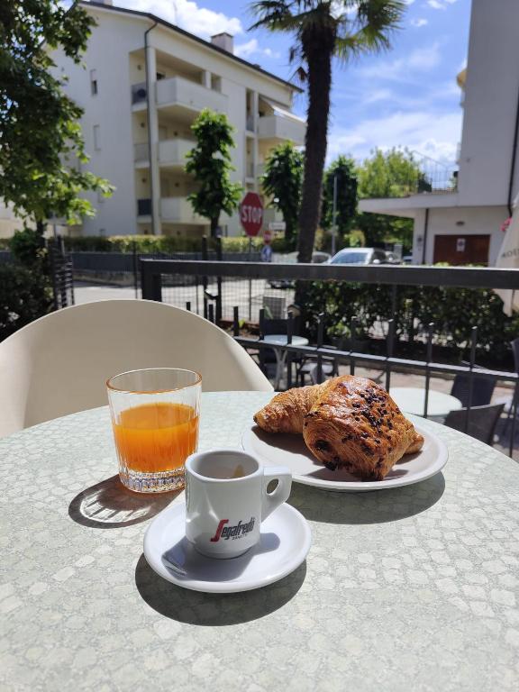 Hotel Montebello-Iconic Brunch 11-13, Apericena 19-21, Opera, Samsara e Beach Village -Young ALL Inclusive - over 16 - 2