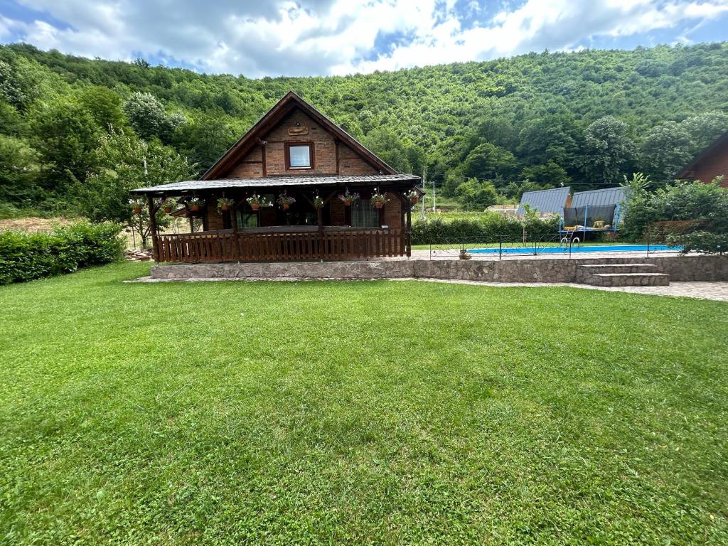 "River paradise" Vikendica sa bazenom, ladarom i kaminom na samoj obali Vrbasa Banja Luka - 5
