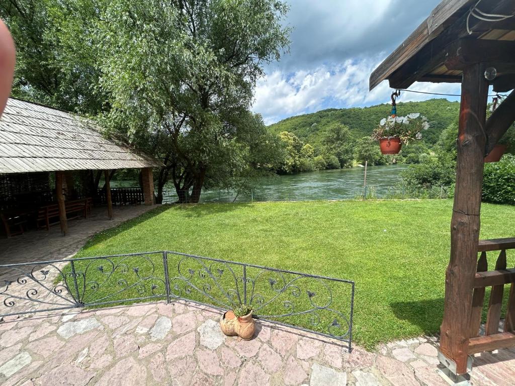 "River paradise" Vikendica sa bazenom, ladarom i kaminom na samoj obali Vrbasa Banja Luka - 4