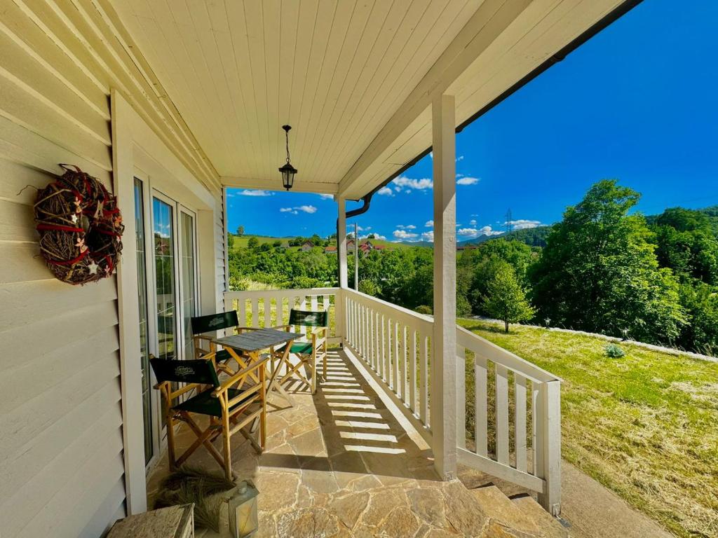 Snow White Chalet- Mountain Retreat in Kolašin - 2