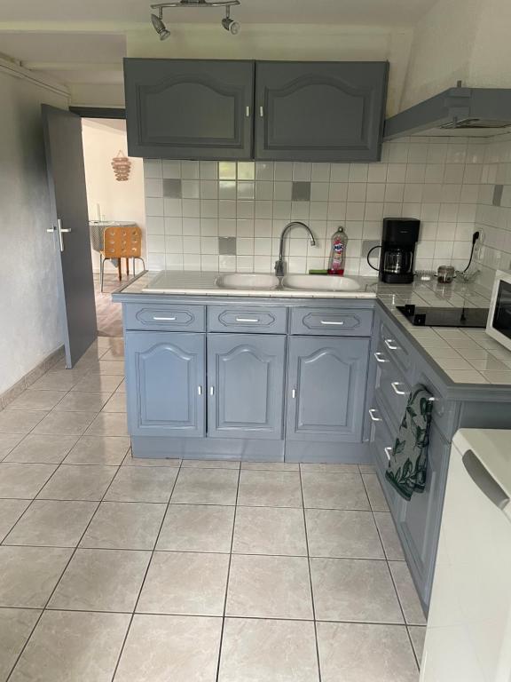 Loftimeet 아파트의 깔끔한 주방 공간