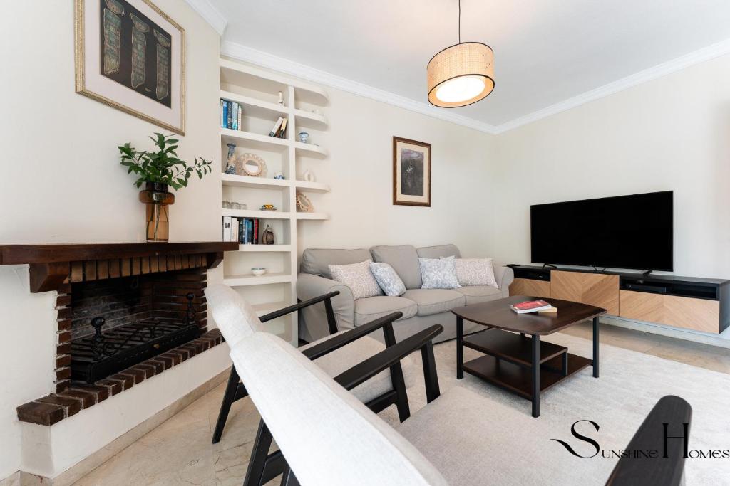 Perfect Location 3 Bedrooms 2 bath, Parking, Pool - 2