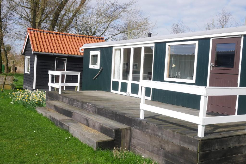 Hoeve Zorglust, salonwagen voor 2 personen met extra slaapkamerhuisje voor 2 - 3 kinderen, Koudekerke