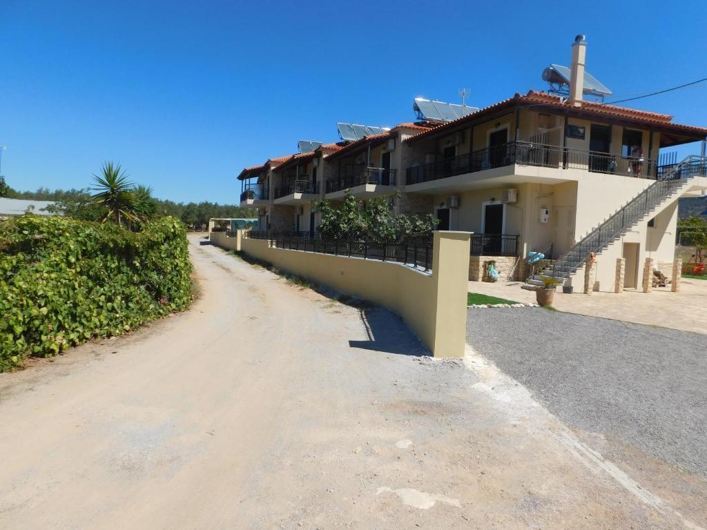 BollasStudios, Plitra