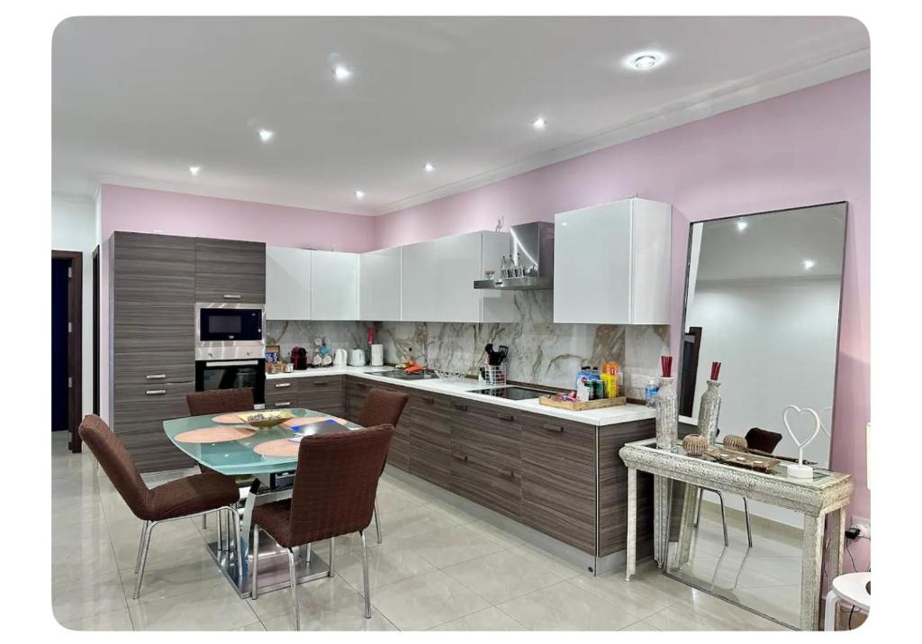 Excellent location, Sliema Ferry,Beach & Pool club, Gżira