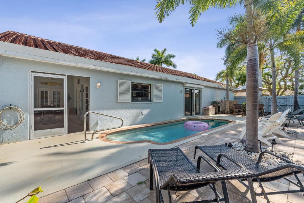 Charming Heated Pool Home - 3 miles to the Beach, Pet and Family Friendly -Available Year Round!, Bonita Springs