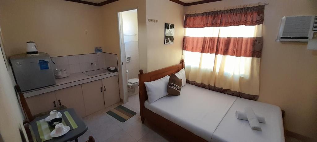 CORALYN'S PLACE small room 3