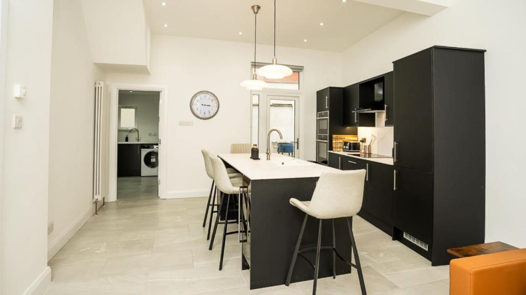 Luxury Central 4 BDR house by Belfast City Breaks, Belfast