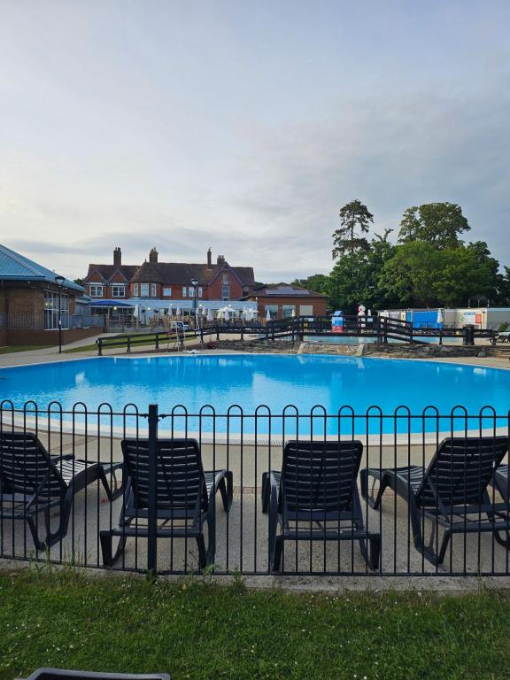 New Forest Premium Holiday Home, Hoburne Bashley photo 4