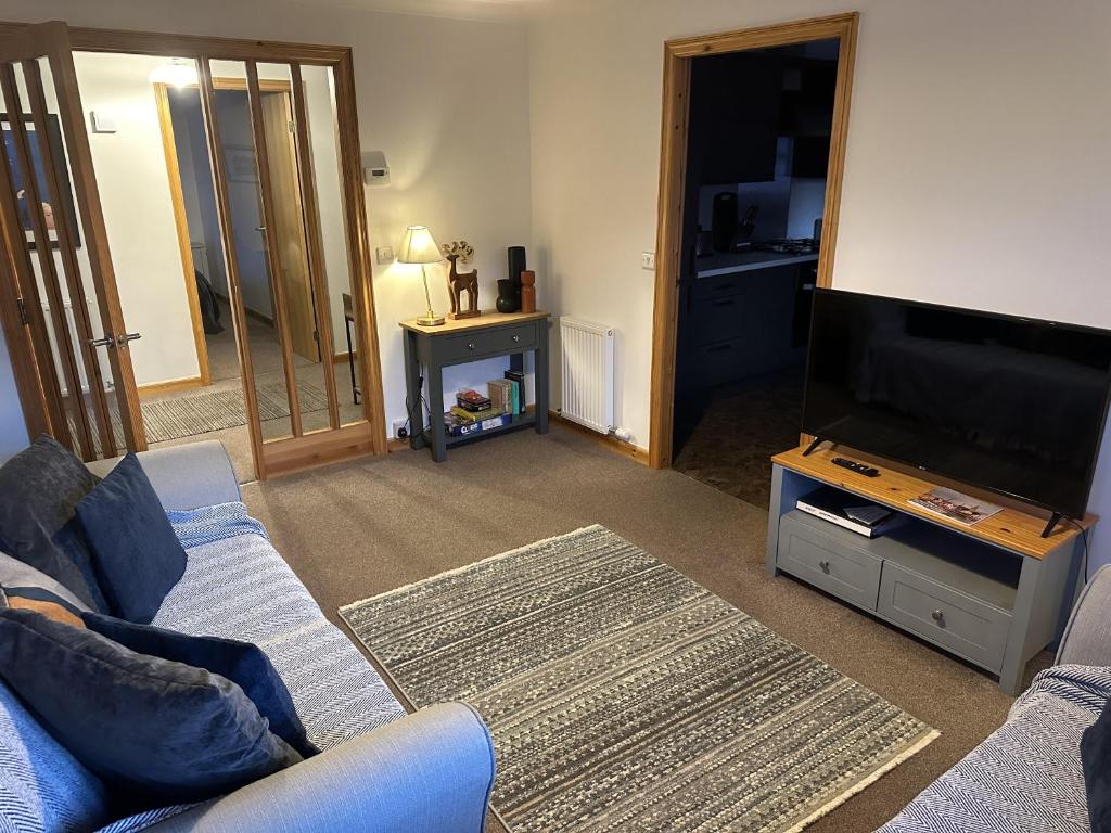 Modern 2-Bed Sleeps 4 - Pet Friendly & Parking, Anstruther