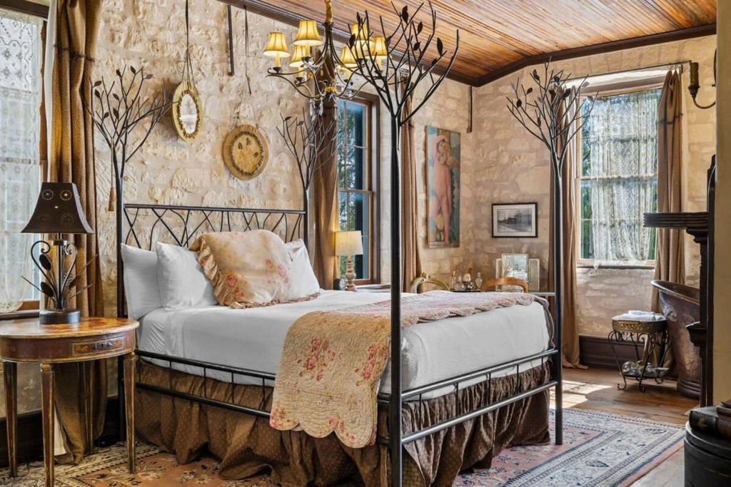 Romantic 1BR Suite on Main Street - Prime location, Fredericksburg