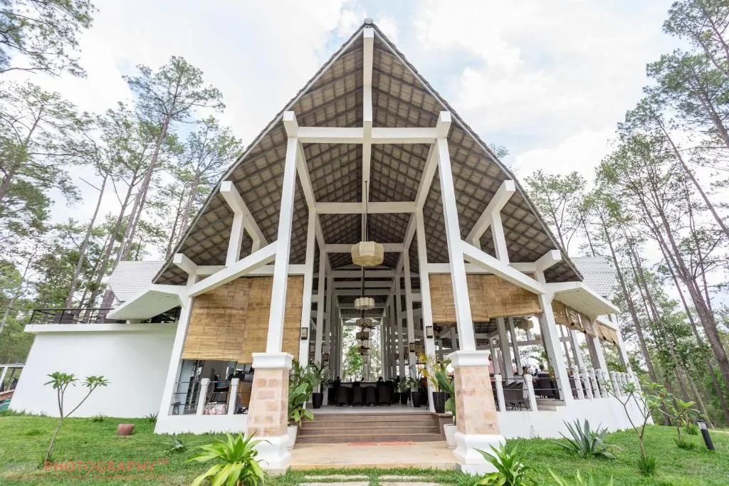 辅基里罗姆松树度假村，位于Chambok的酒店