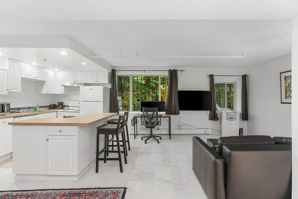 Starlit Cozy Studio in Elektra with Roof Decks, Seattle