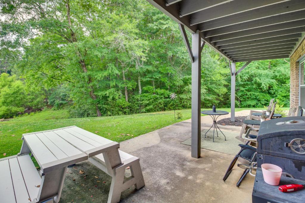 Kingston Home with Shared Pool - 23 Mi to LakePoint!