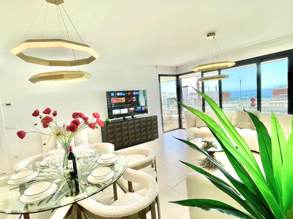 Upscale 3 bedroom Apartment 300m from the Beach - 3