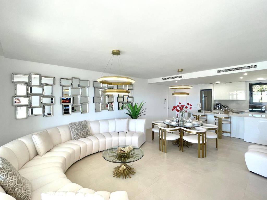 Upscale 3 bedroom Apartment 300m from the Beach - 5