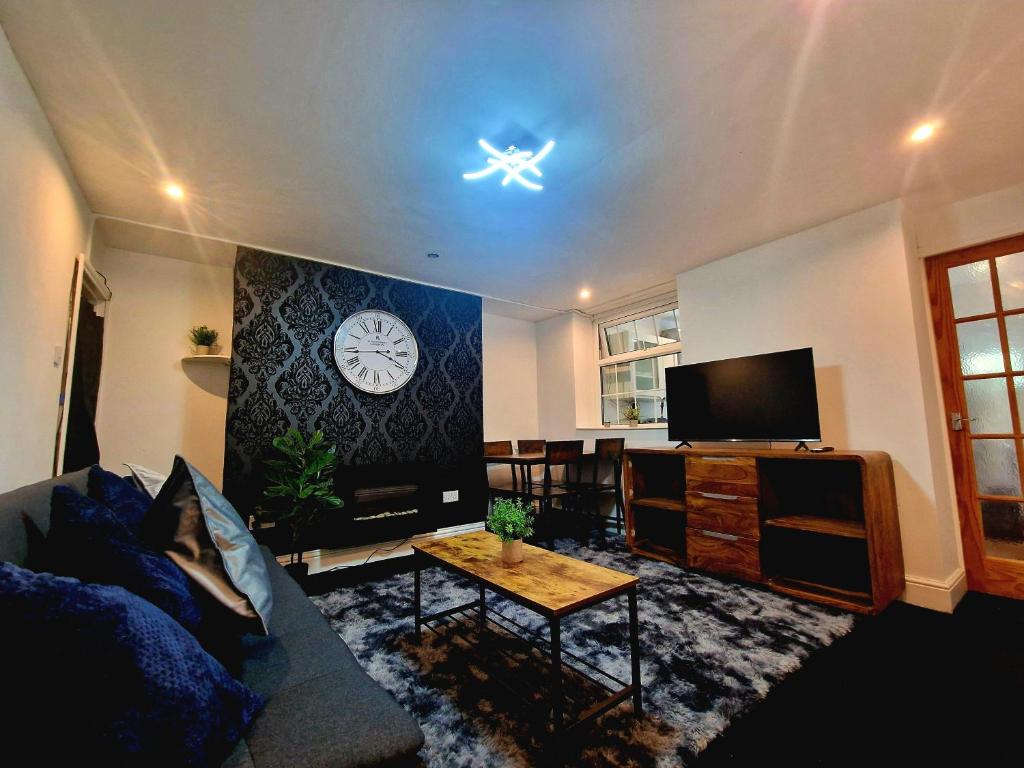 Private Courtyard apartment in Bradford with Parking, Shipley