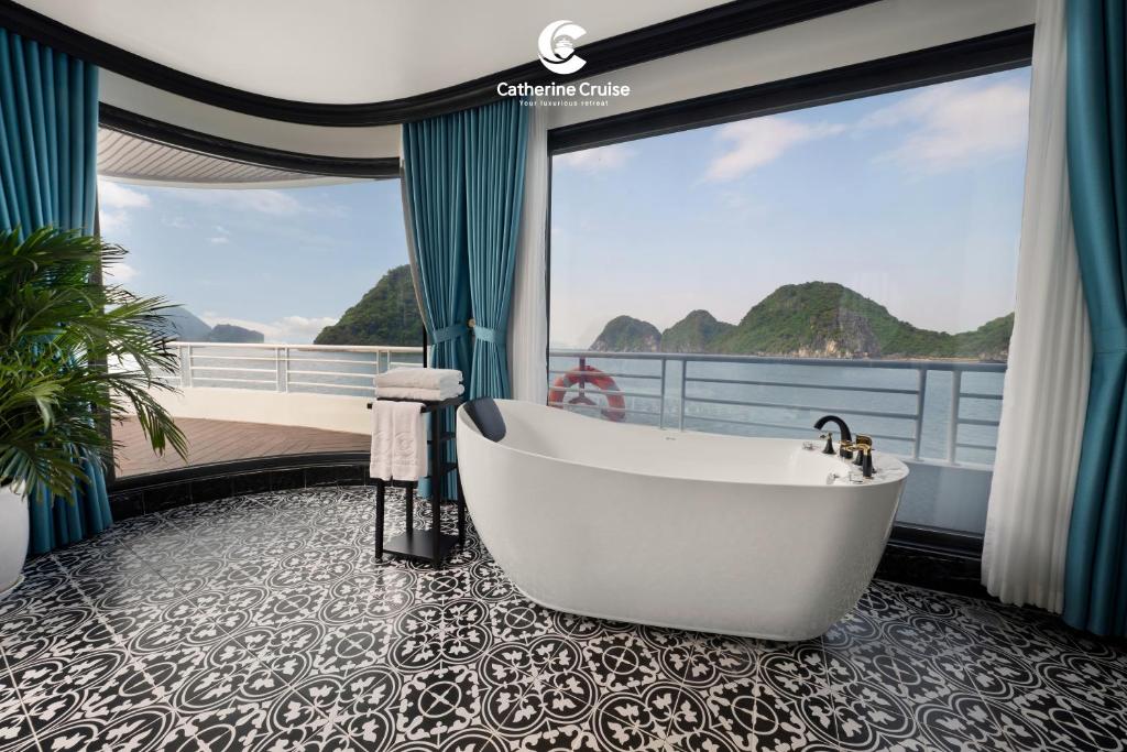 캐서린 크루즈의 고급스러운 객실 내부와 발코니 뷰