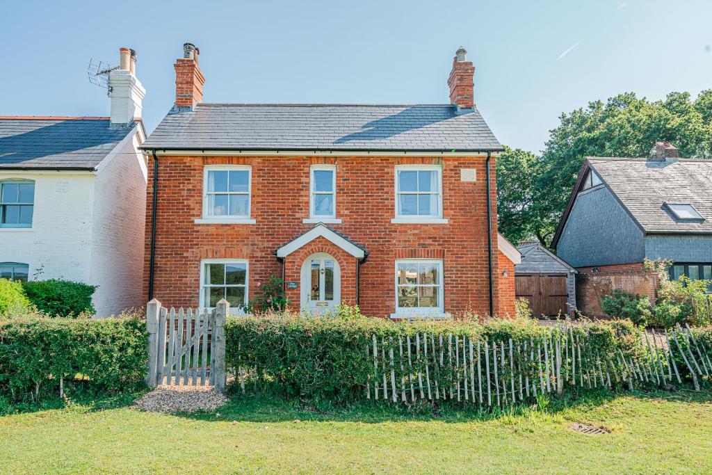 Beautiful Cottage in Brockenhurst with Forest View, Brockenhurst