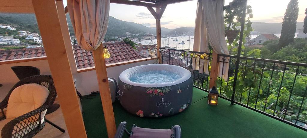 Panoramic view with jacuzzi, Vis