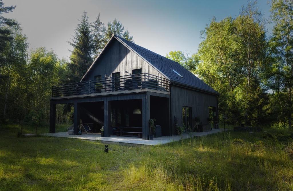 Brzozowa skarpa - dom nad jeziorem, Dąbrówka