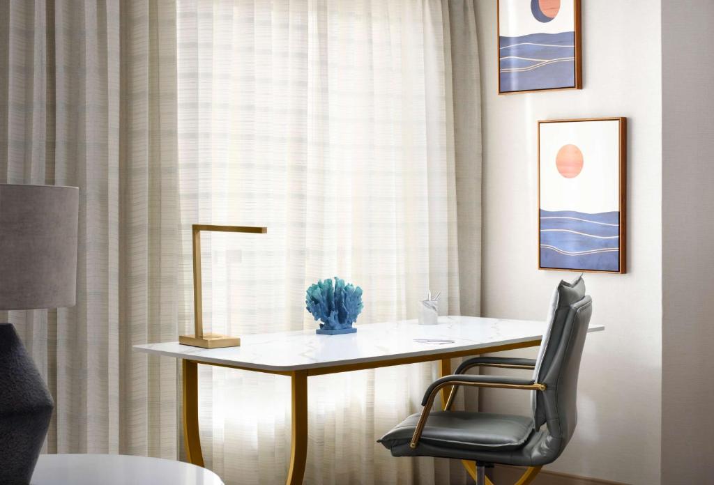 Sonesta Redondo Beach and Marina — Hotel rooms in Redondo Beach, California