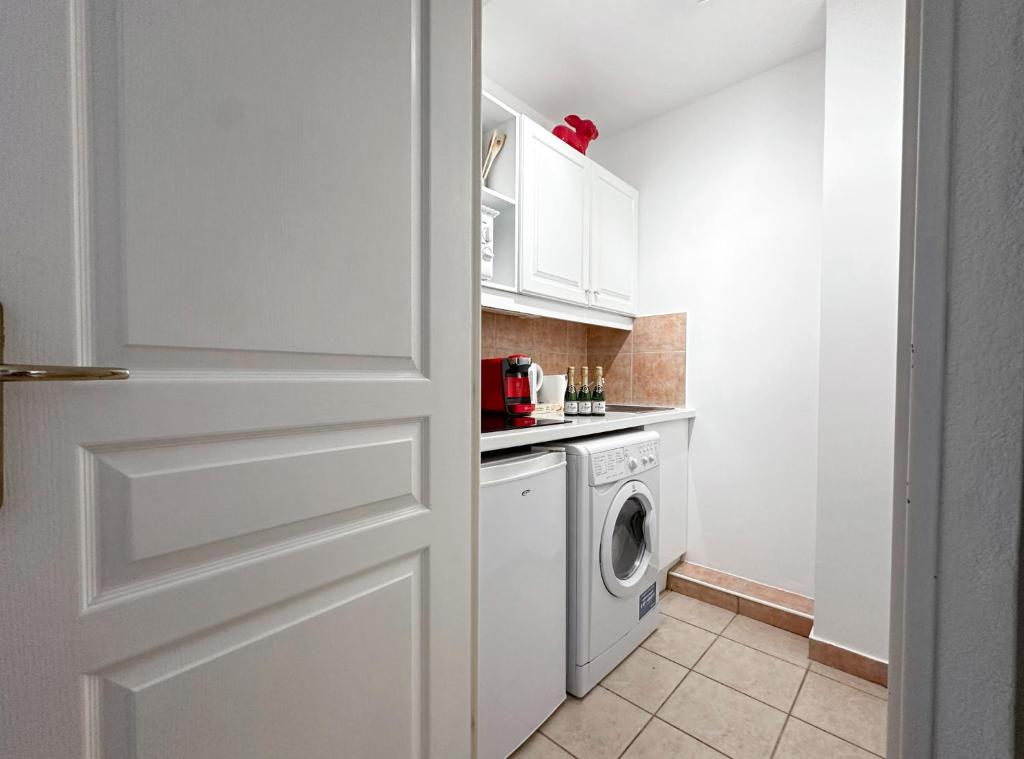 Palais Josephine 1BR Bnbrickeys - 4