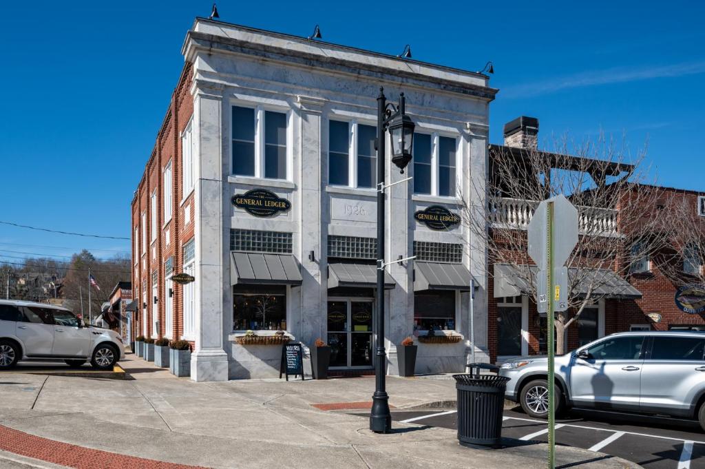 Main & Main - Downtown Blue Ridge, GA - Luxurious Downtown Retreat, Gas Log Fireplace, King Master Suite - Blue Ridge, GA, Blue Ridge