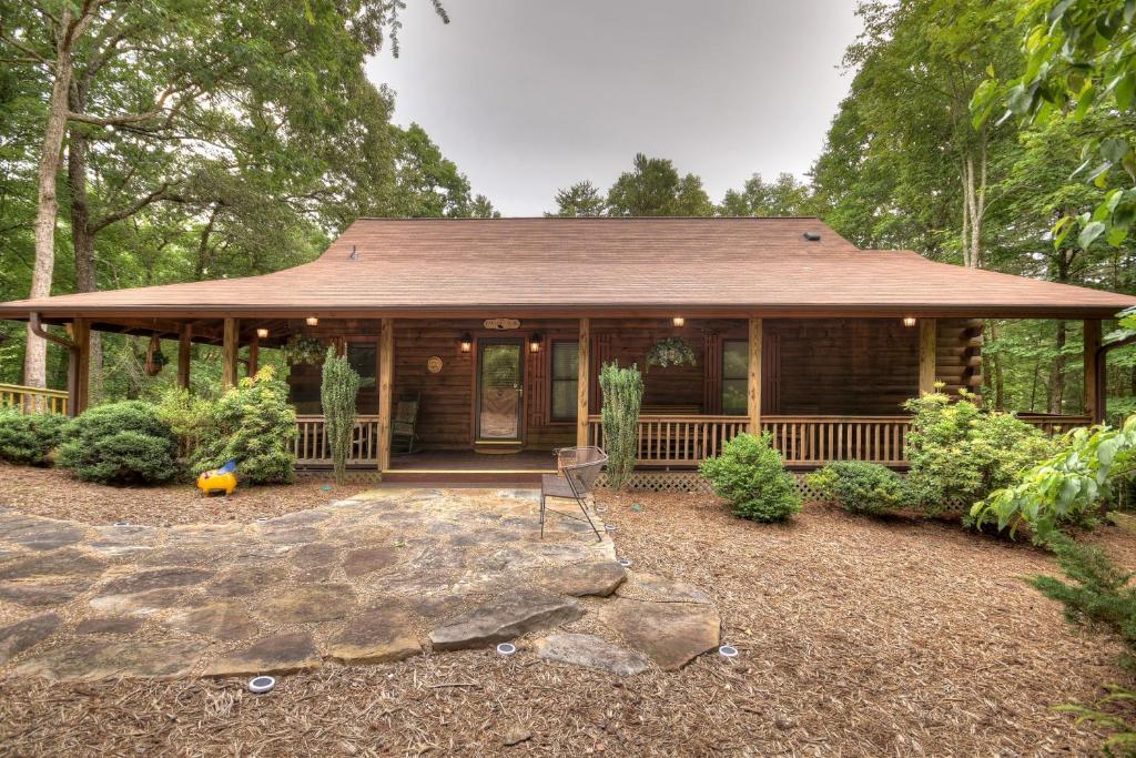 Falling Leaf - Mountain Views, Hot Tub, Game Room, Pet Friendly - Blue Ridge, GA, Blue Ridge