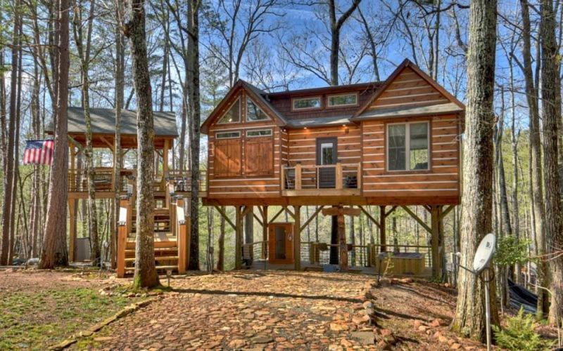 Misty Mountain Treehouse - Luxurious Mountain Views, Hot Tub, Pet Friendly, Porch Swing - Morganton, GA, Morganton