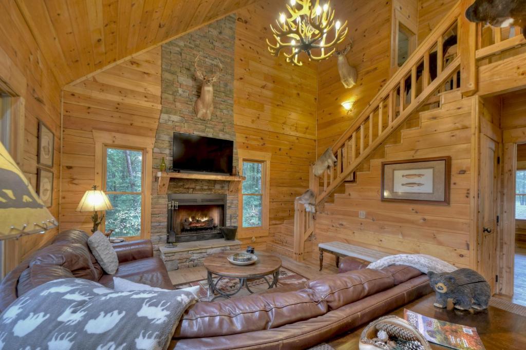 The Great Escape - Spacious Cabin - Mountain Views, Game Room, Hot Tub, Fire Pit - Morganton, GA, Morganton