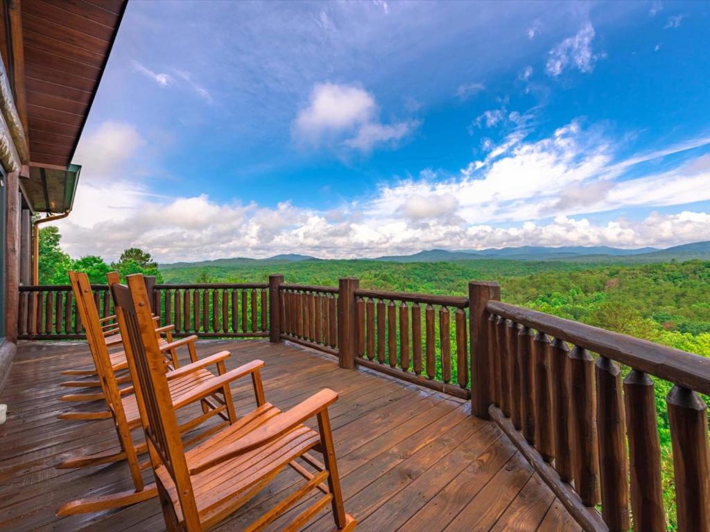 Serenity - Panoramic 270 Degree Mountain Views, Mashburn Mill