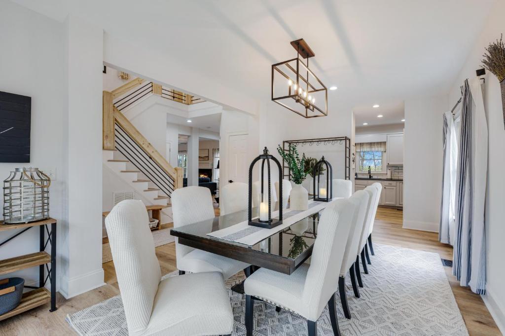 Scenic Ridge - Minutes to Downtown Blue Ridge - Pet Friendly, Hot Tub, Modern Amenities, Ping Pong Table, Fire Pit, Fenced In Ya, Blue Ridge