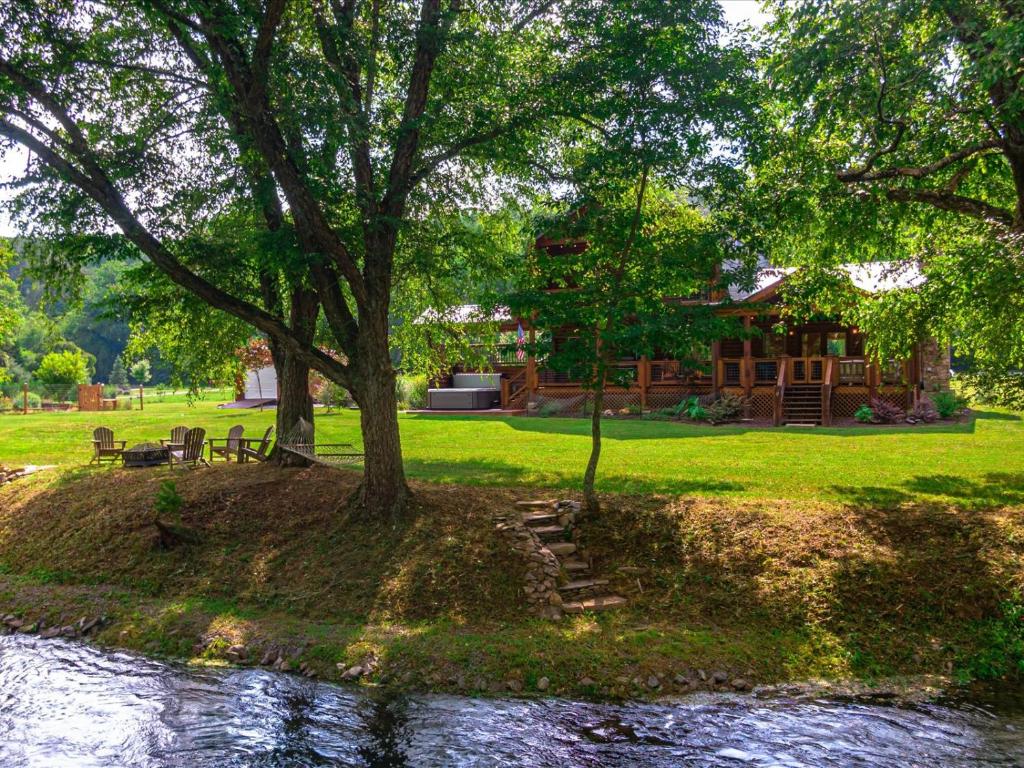 Take Me to the River - Toccoa River - Riverfront On Toccoa River, Easy Fishing Access, Hot Tub, Hammock, Fire Pit, Large Front Y, Mineral Bluff