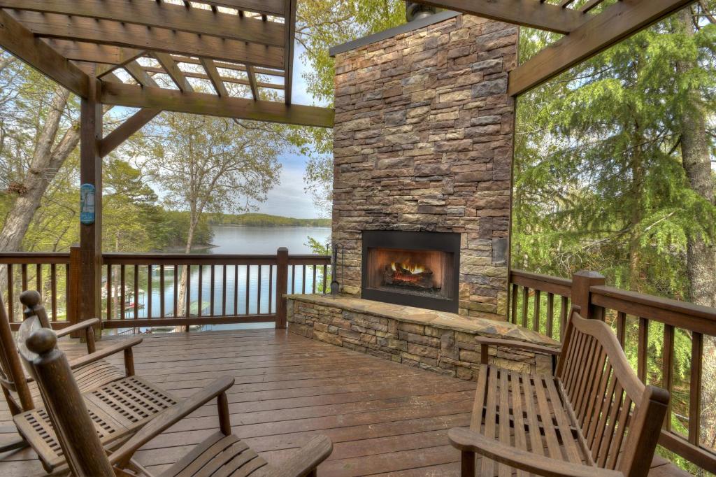 When in Rome - Luxury Lakeside Blue Ridge Cabin - Spacious Lakeside Luxury, Hot Tub, Game Room, Lake Dock, Steps To Lake Blue Ri, Blue Ridge