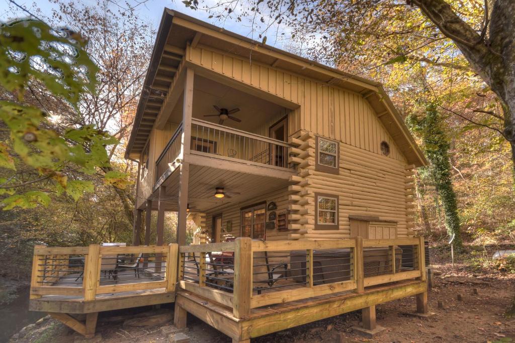 Happy Trout Hideaway - Creek Views Of Hot House Creek, Hot Tub, Outdoor Fire Pit, Cozy Atmosphere - Mineral Bluff, GA, Mineral Bluff