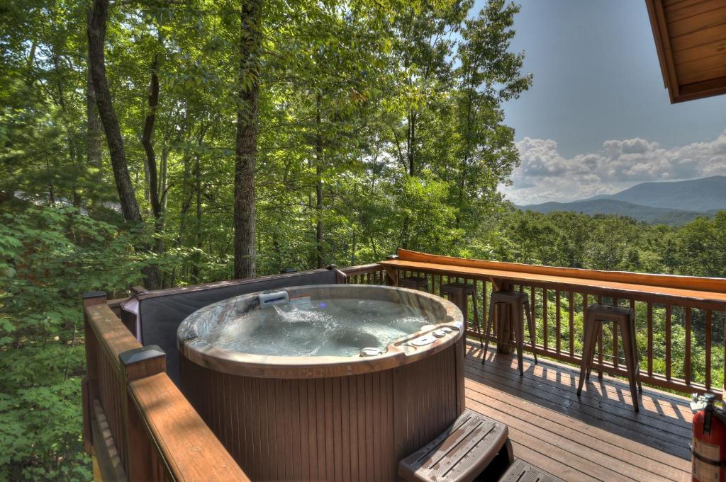 Bearadise - Dog-Friendly Cabin with Mountain Views, Cherry Log