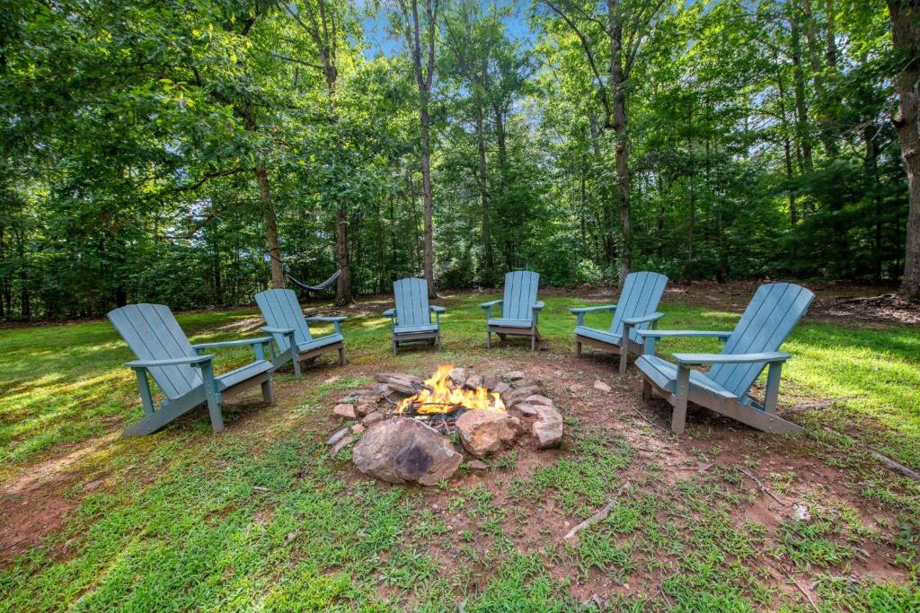 The Loose Caboose - Blairsville GA - Lake Views, Cozy Fireplace, Screened Porch, Free Firewood, Corn Hole Boards, Tire Swing, Ha, Mashburn Mill