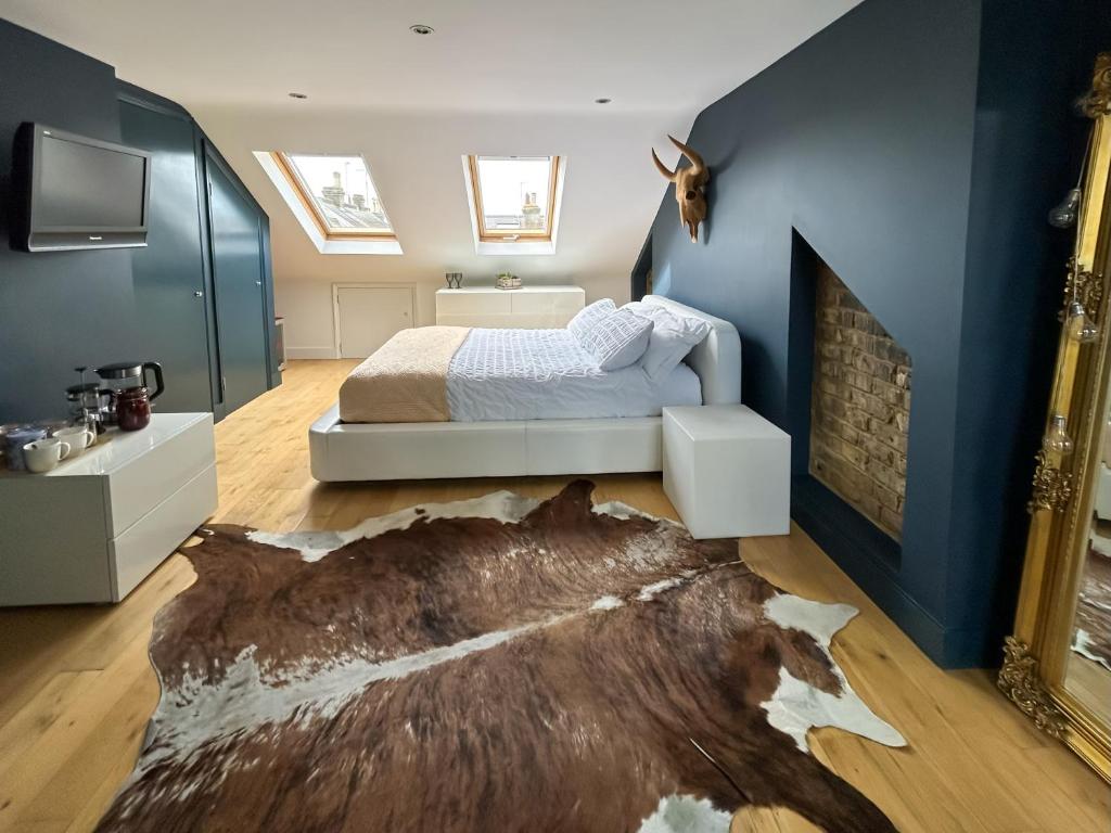 the crown loft ensuite luxury accomodation, Kingston upon Thames