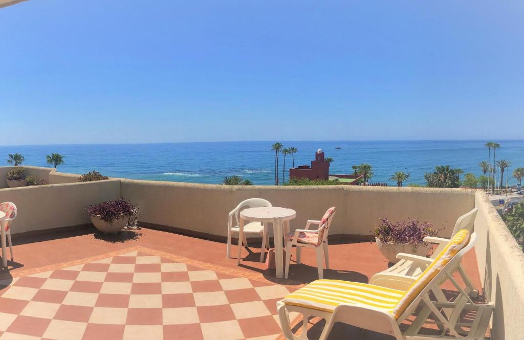 Deluxe Front Sea View Apartment Large Terrace - 3