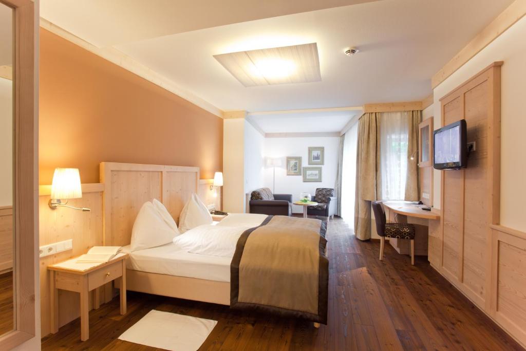 Romantik Hotel Die Gersberg Alm mit Panoramablick auf Salzburg und Outdoor Pool ab Mai - 3